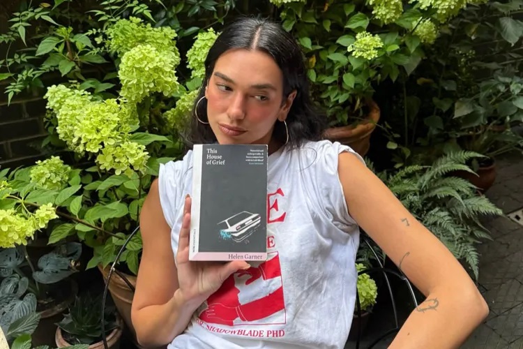 Dua Lipa otwiera bibliotekę zakazanych książek. W księgozbiorze m.in. Orwell, Kafka, Rushdie, Atwood i Tokarczuk | Niestatystyczny.pl
